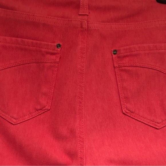 Beautiful coral 💕colored cropped lightweight capris Time and Tru 12-14. Pull on - Picture 5 of 5